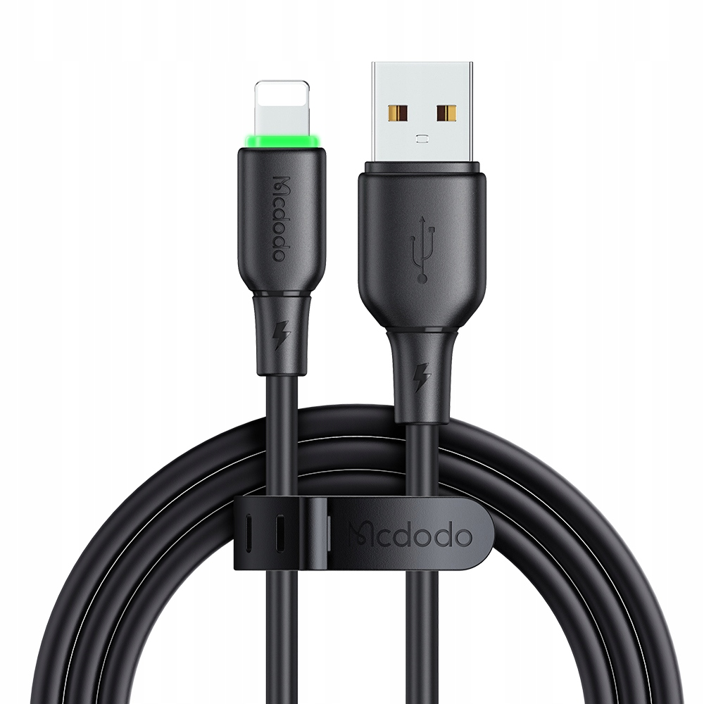 USB-A ve Lightning konnektörlü siyah şarj kablosu. Lightning konnektöründe yeşil ışık.