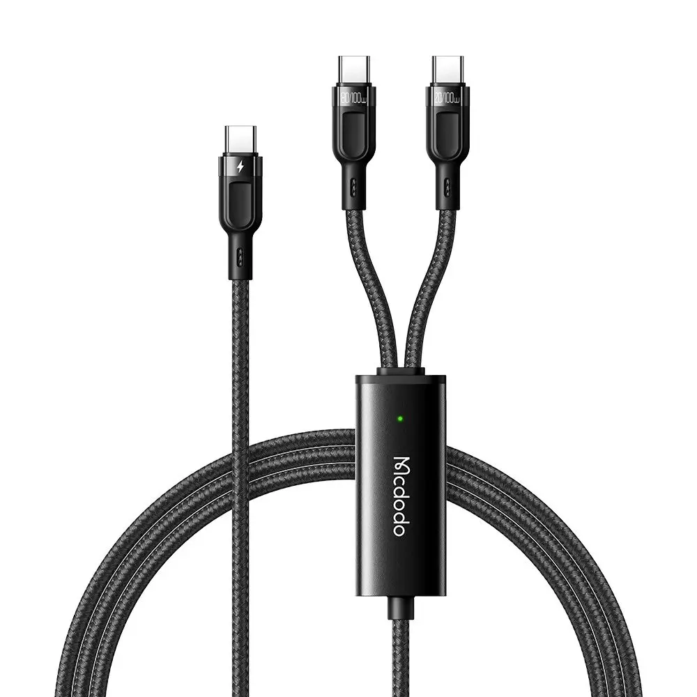 Üç konektörlü ve yeşil gösterge ışıklı siyah örgülü USB-C kablosu.
