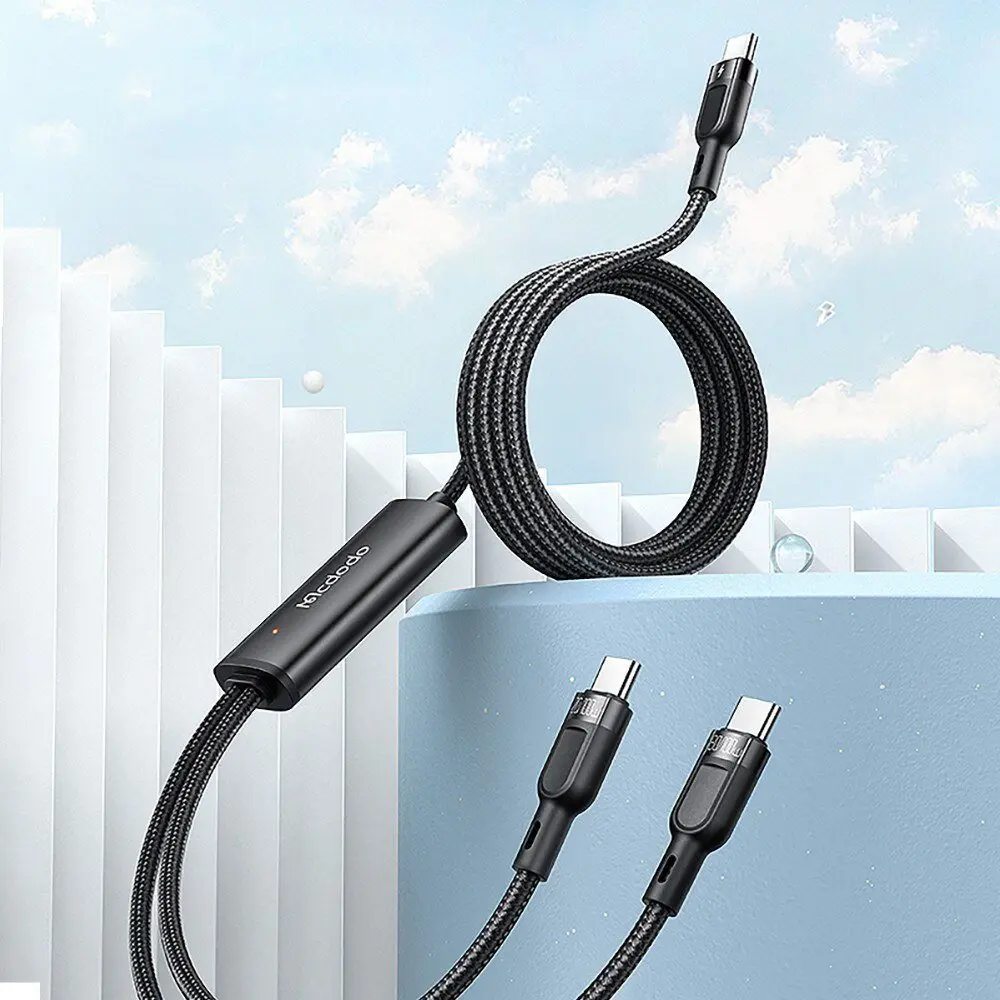 Siyah Mcdodo USB-C kablosu kıvrılmış, önde iki USB-C ucu var. Gökyüzü arka planı.
