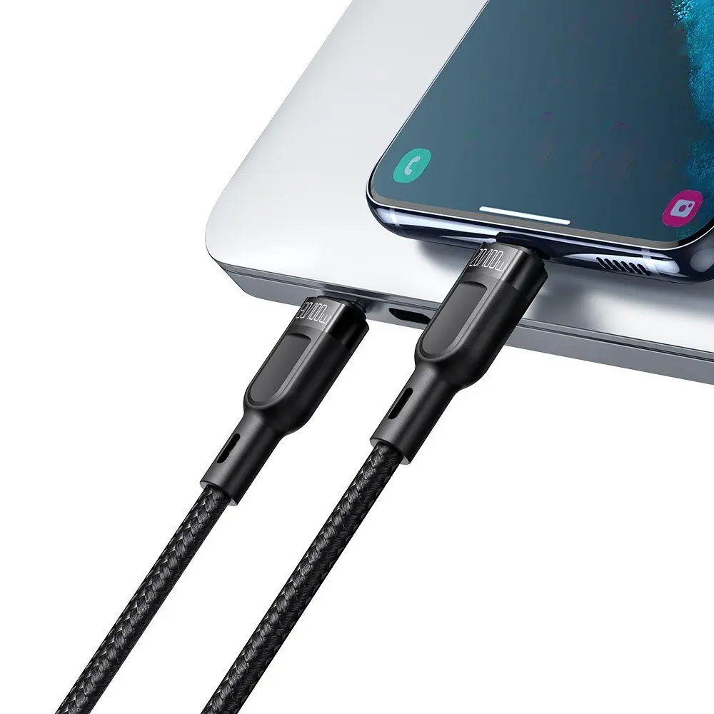 İki siyah USB-C kablosu bir dizüstü bilgisayarı ve akıllı telefonu bağlıyor.