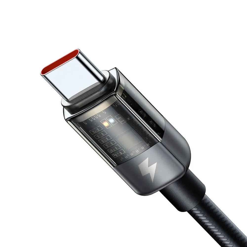 Devreleri ve LED'leri gösteren şeffaf kasalı bir USB-C kablo konektörünün yakın çekimi.