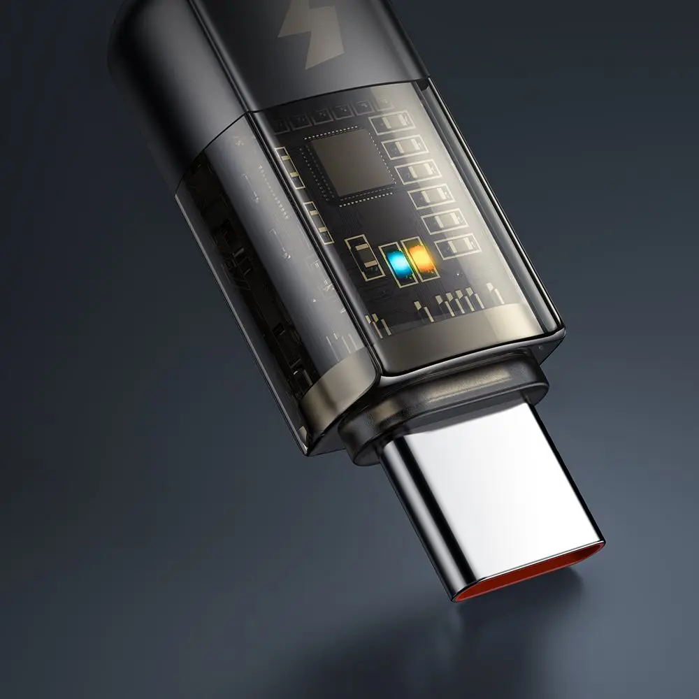 Aydınlatılmış devreler ve mavi/turuncu LED'lere sahip şeffaf USB-C adaptörünün yakın çekimi.