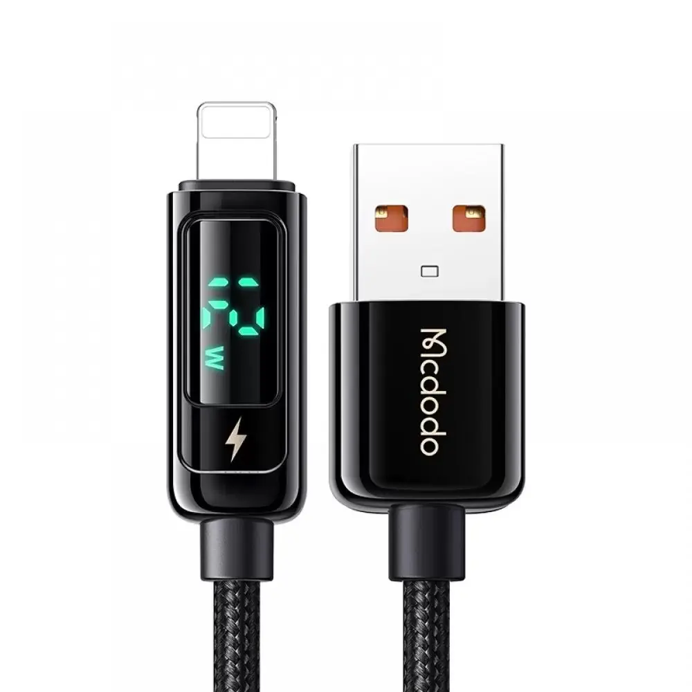 Dijital watt göstergeli ve USB-A konnektörlü siyah şarj kablosu.