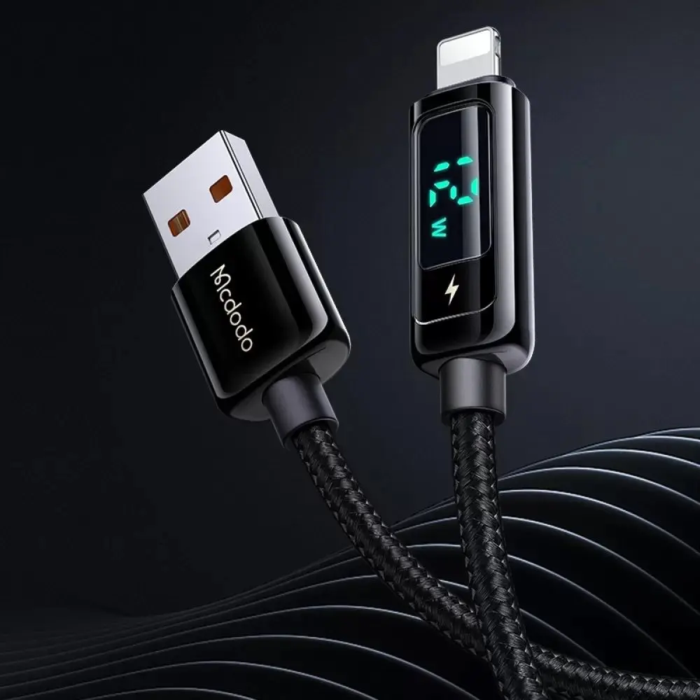 Dijital ekranlı, USB-A ve Lightning konnektörlü siyah şarj kablosu.