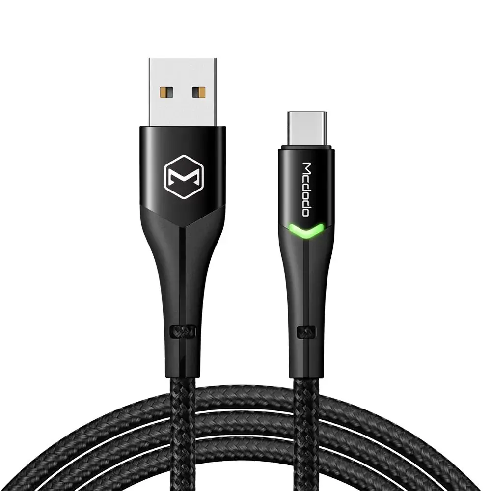 Siyah USB - USB-C kablosu, örgülü kablo ve Mcdodo markası. Yeşil gösterge ışığı.