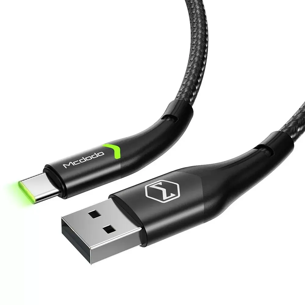 USB-C konektöründe yeşil ışıklı siyah USB-C ve USB-A kablosu.