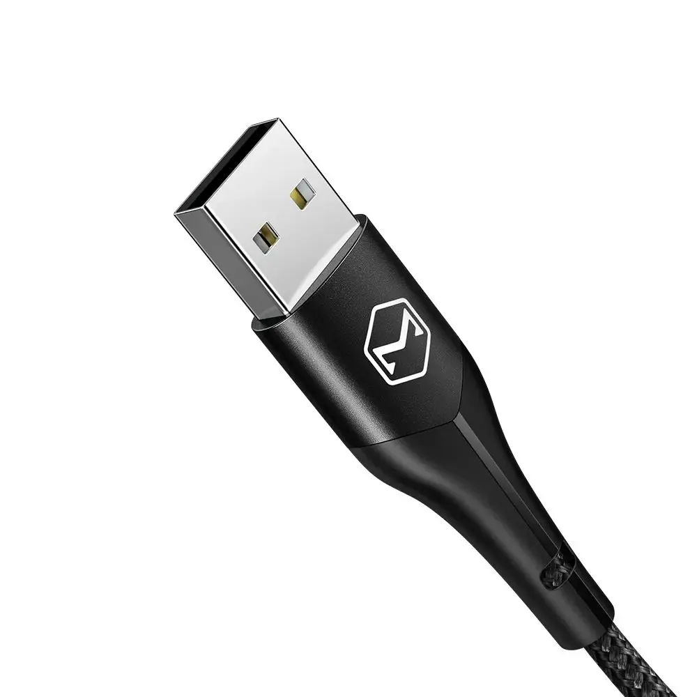 Gümüş konektörlü siyah USB kablosu, beyaz zeminde izole edilmiş.