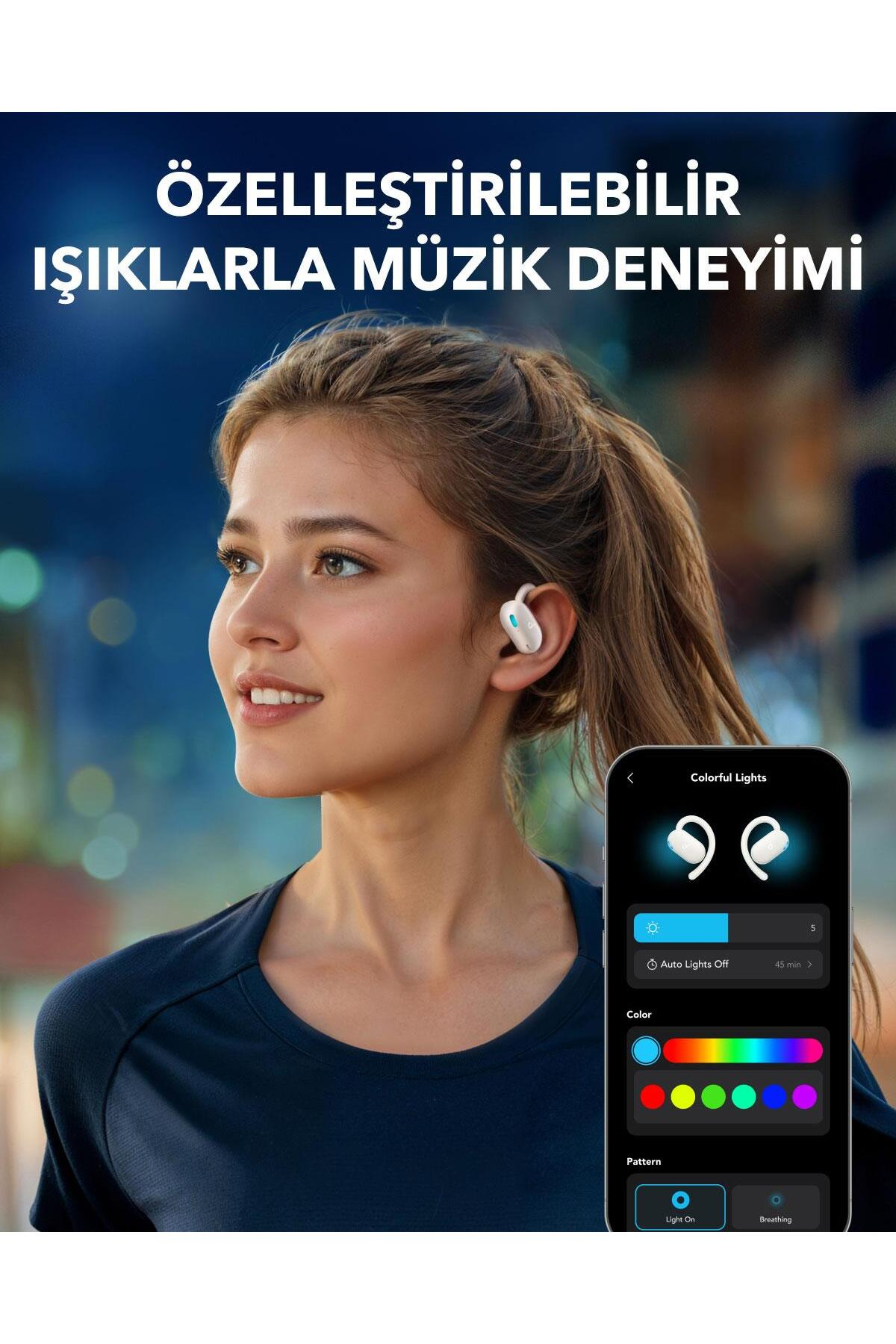 Mujer con auriculares, mostrando una interfaz de app de luces.