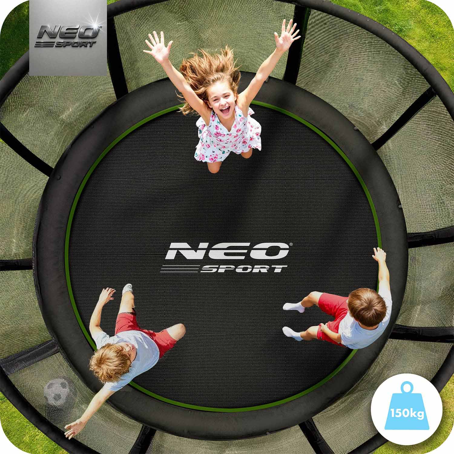 Troje dzieci na trampolinie, jedno skacze wysoko, dwoje siedzi.