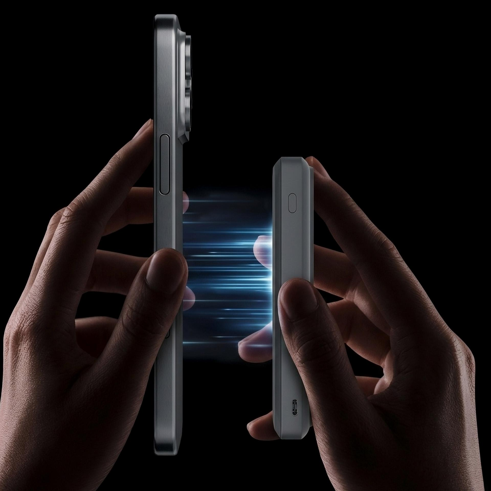 Dłonie trzymają smartfon i ładowarkę. Łączą je niebieskie promienie światła.