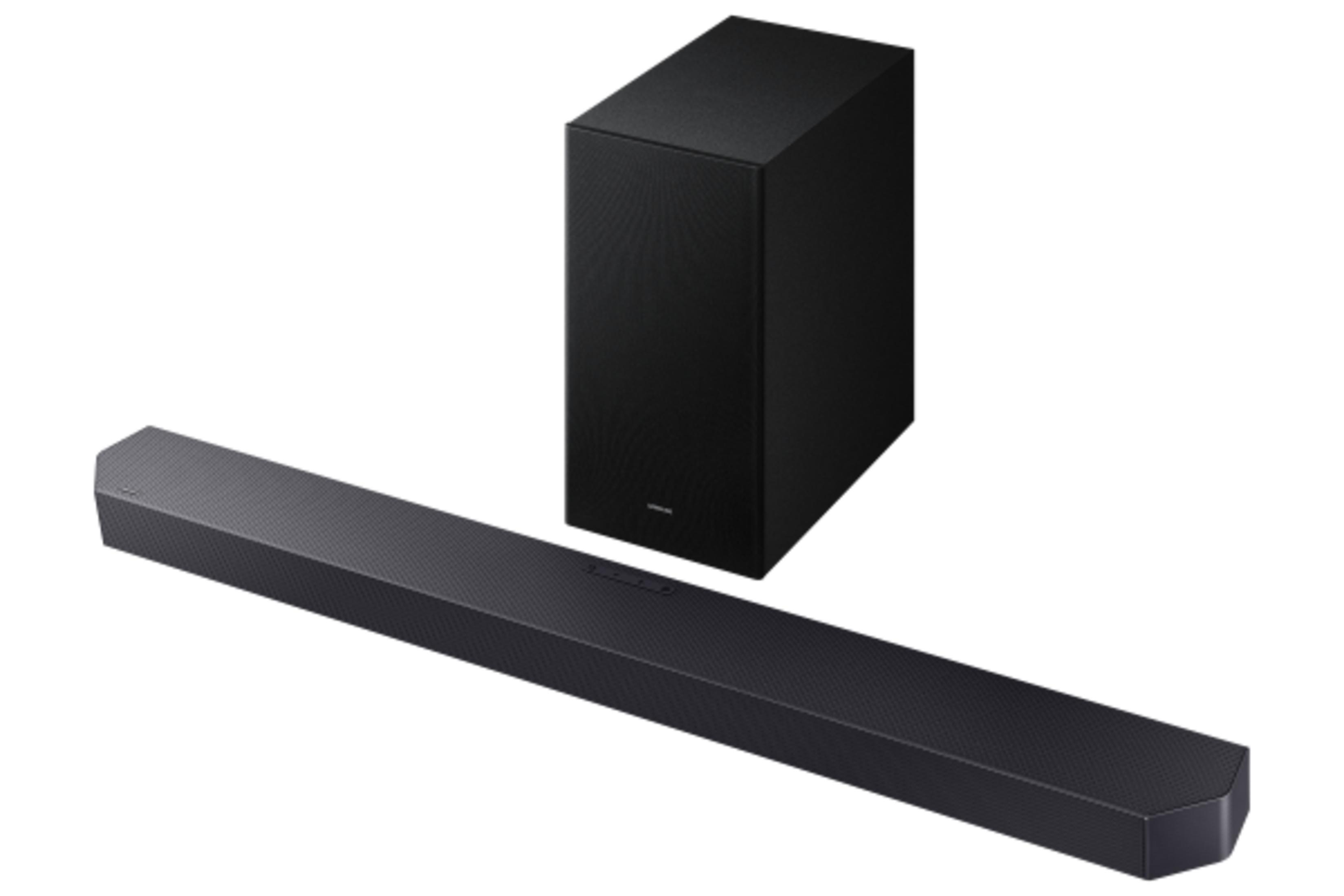 Beyaz arka plan üzerinde dokulu yüzeye sahip siyah subwoofer ve soundbar.
