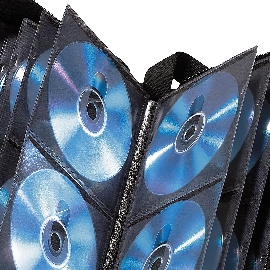Torba do przechowywania płyt CD z wieloma niebieskimi płytami w przezroczystych etui.