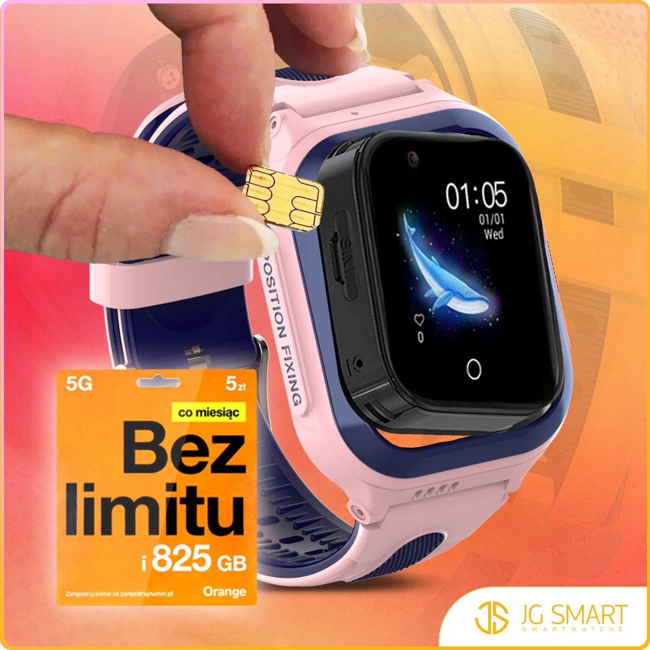 Ręka wkłada kartę SIM do różowo-niebieskiego smartwatcha. Obok pomarańczowe opakowanie.