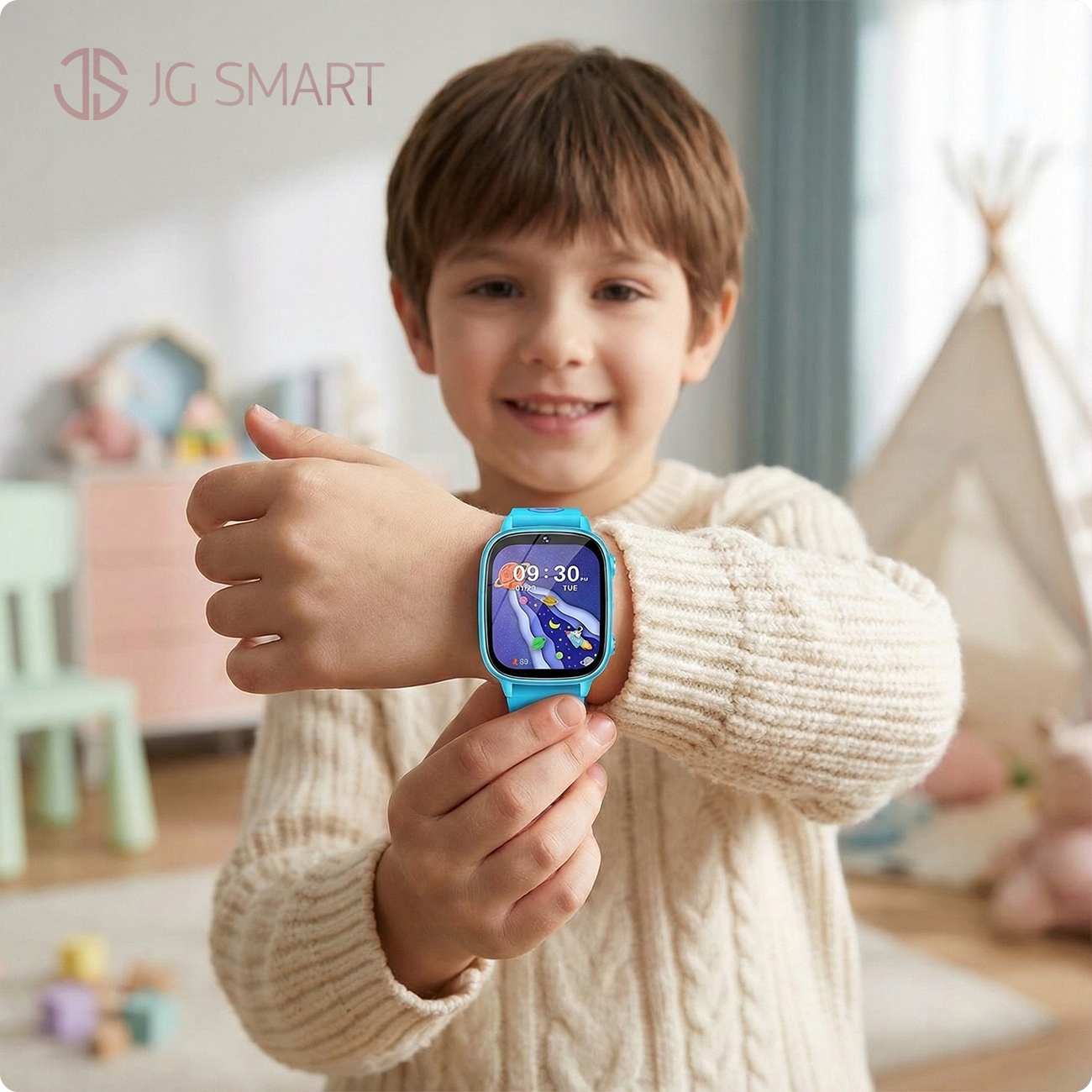Chłopiec nosi niebieski smartwatch z bajkową sową na ekranie.
