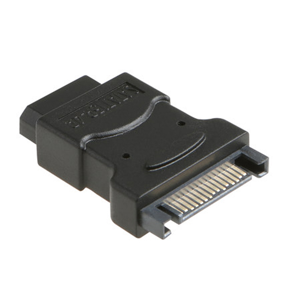 Ein schwarzer SATA-Adapter mit goldenen Kontakten auf der rechten Seite.