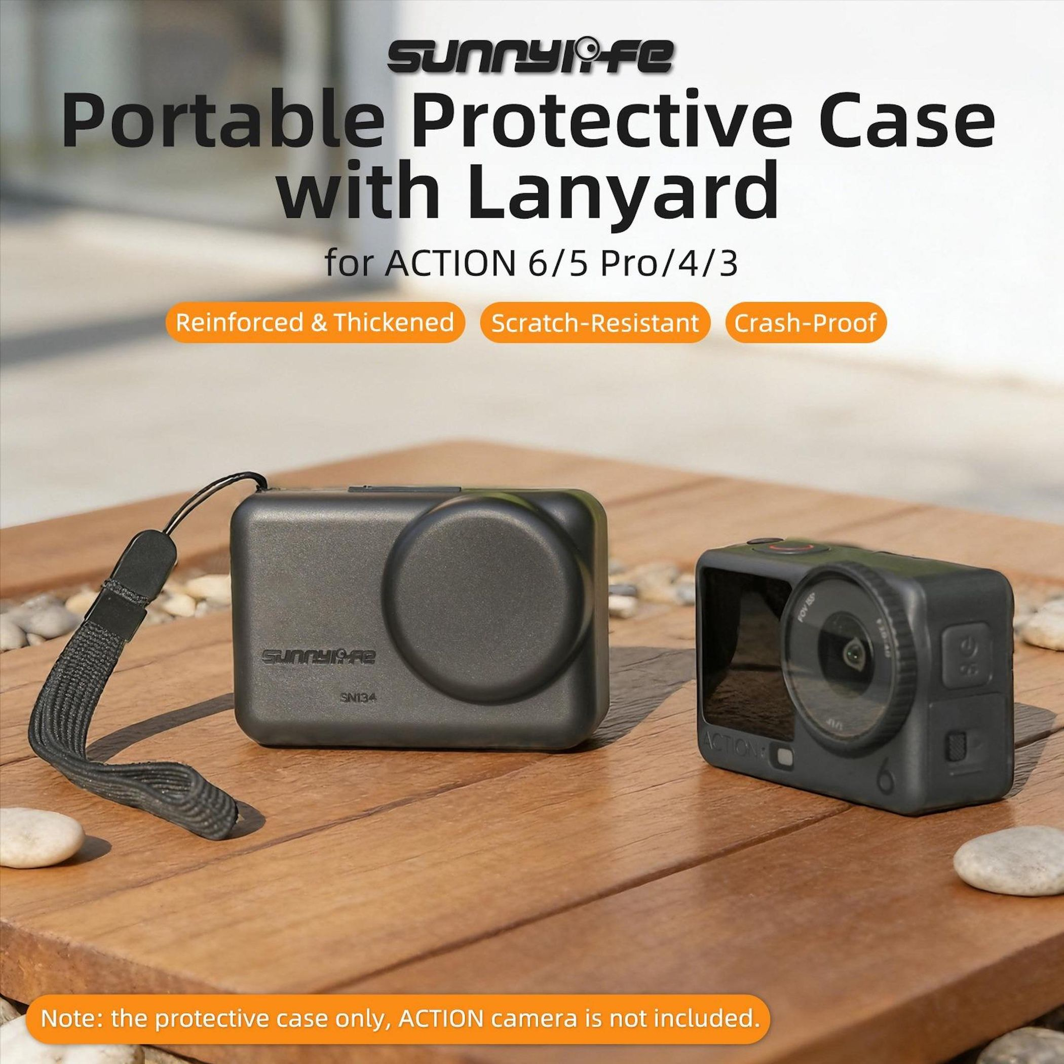 Due custodie protettive nere per action camera con cordino su tavolo di legno.