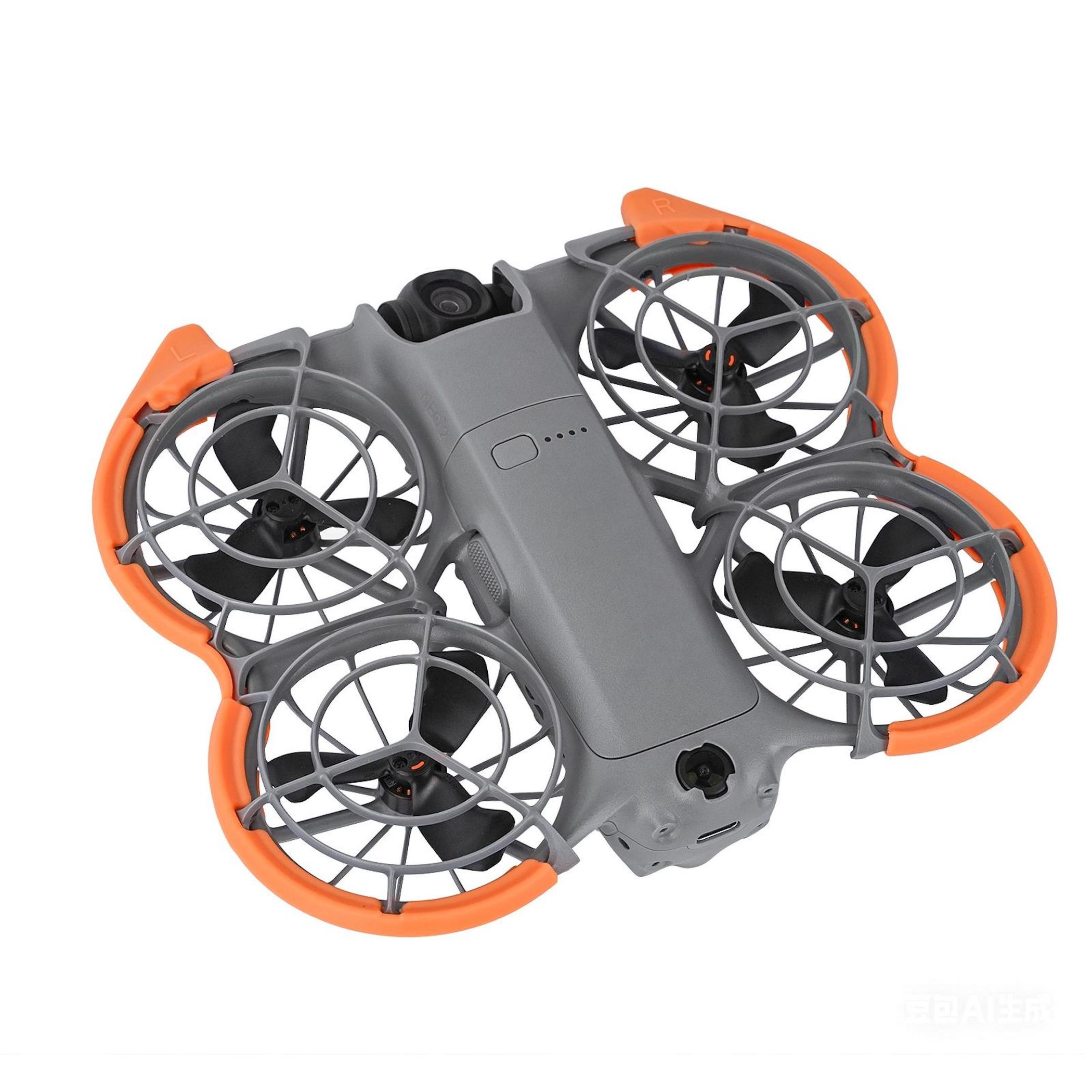 Un piccolo drone grigio e arancione con quattro eliche, isolato su sfondo bianco.
