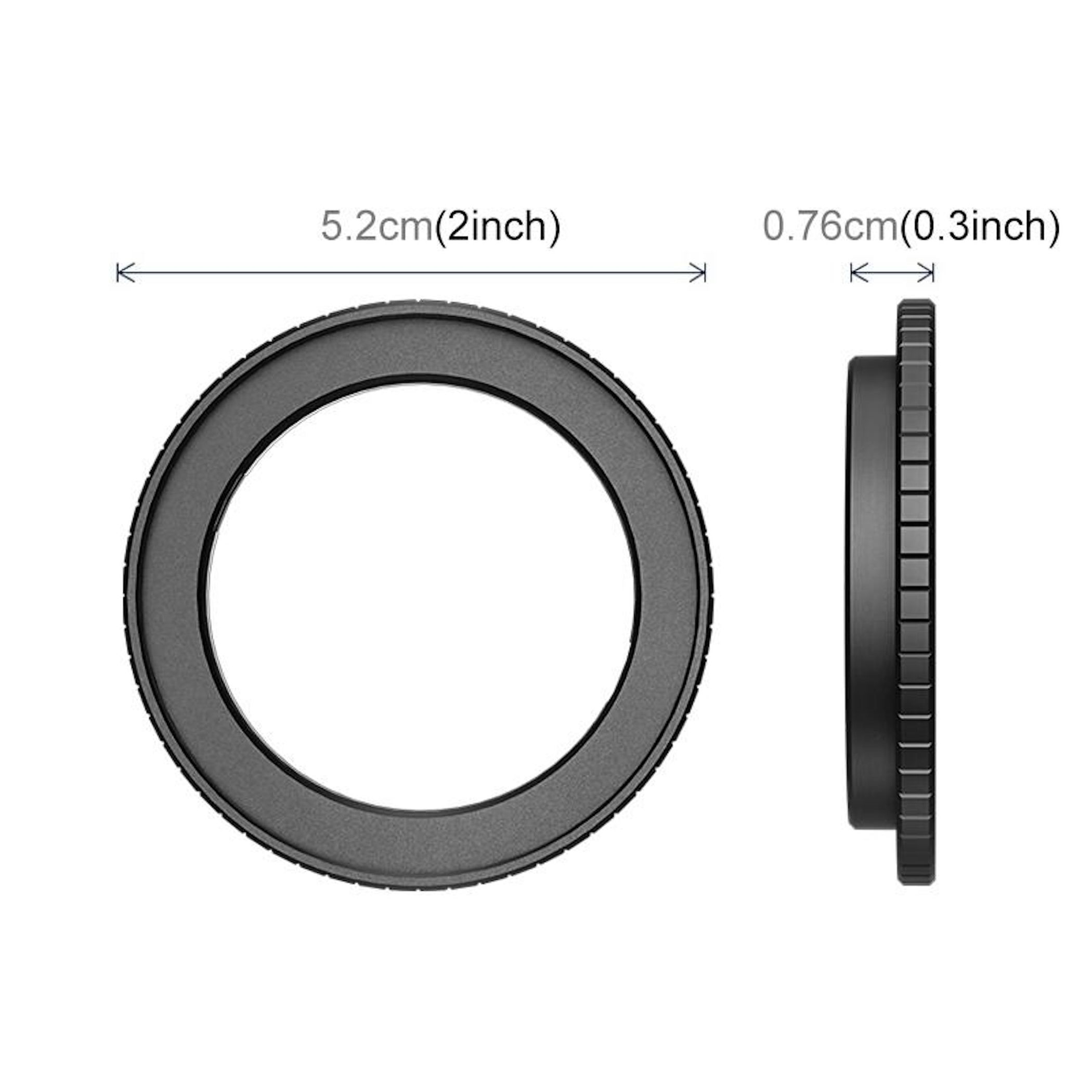 Anello nero con dimensioni 5,2 cm di diametro e 0,76 cm di spessore.