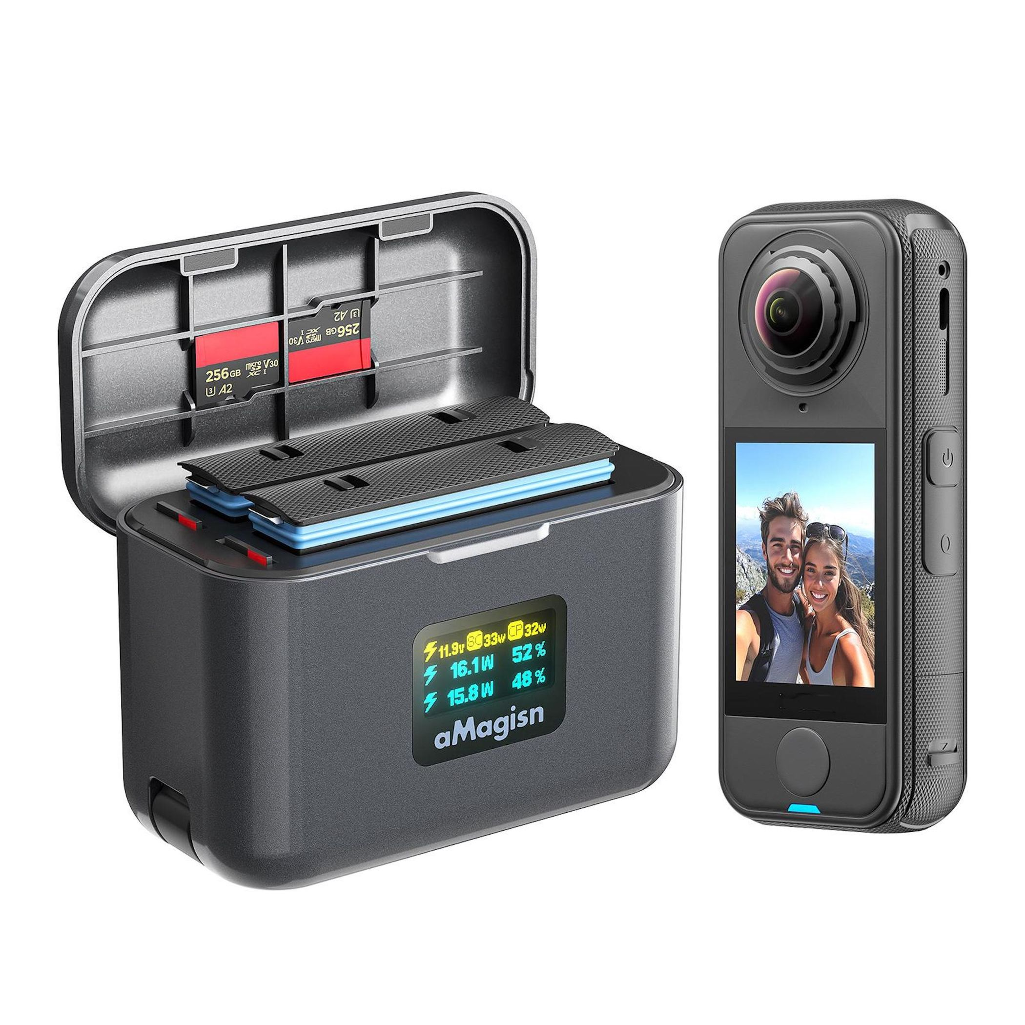 Una custodia nera per fotocamera con schede SD e una fotocamera 360 che mostra un selfie.