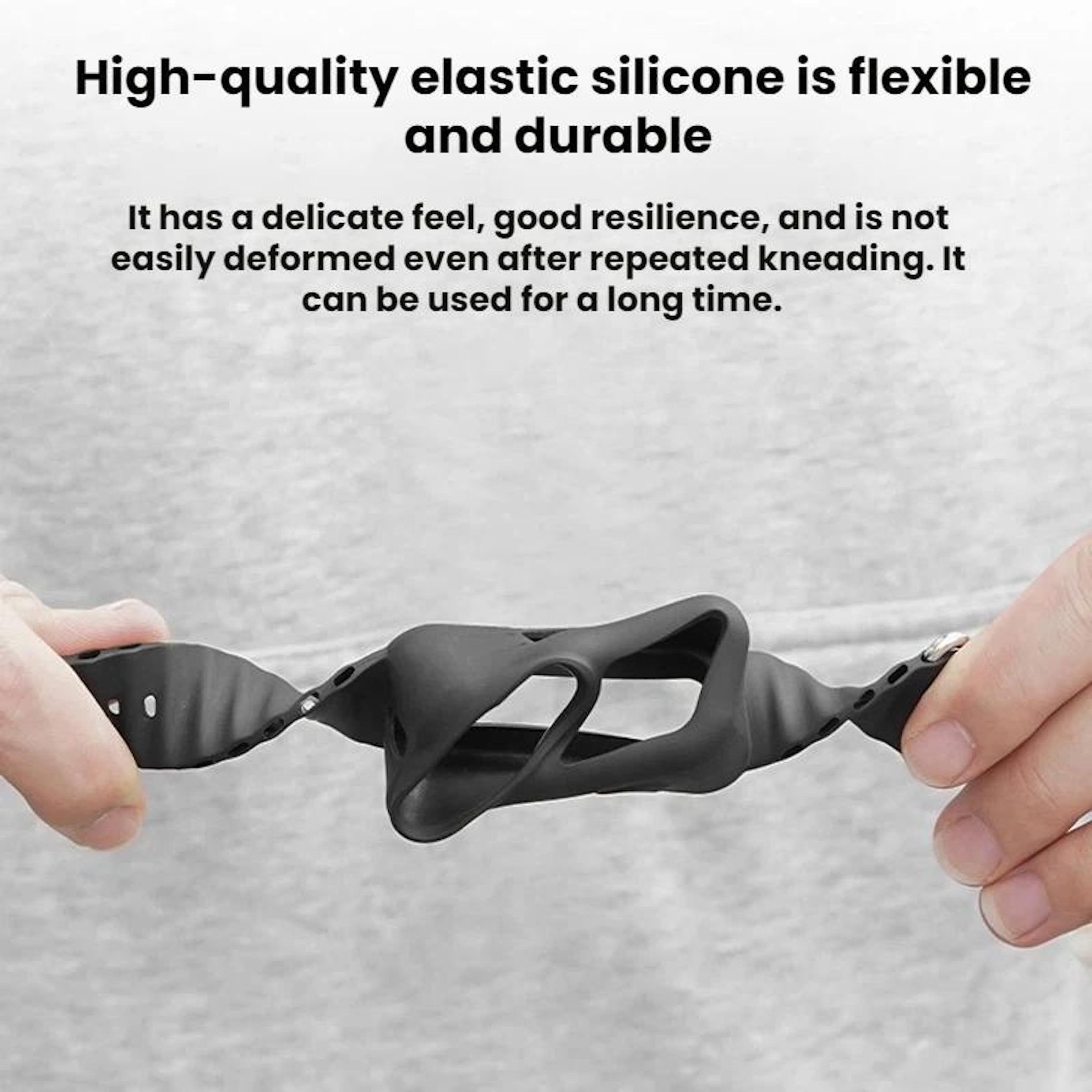 Hände halten ein flexibles schwarzes Silikonband, das sich dehnen lässt.