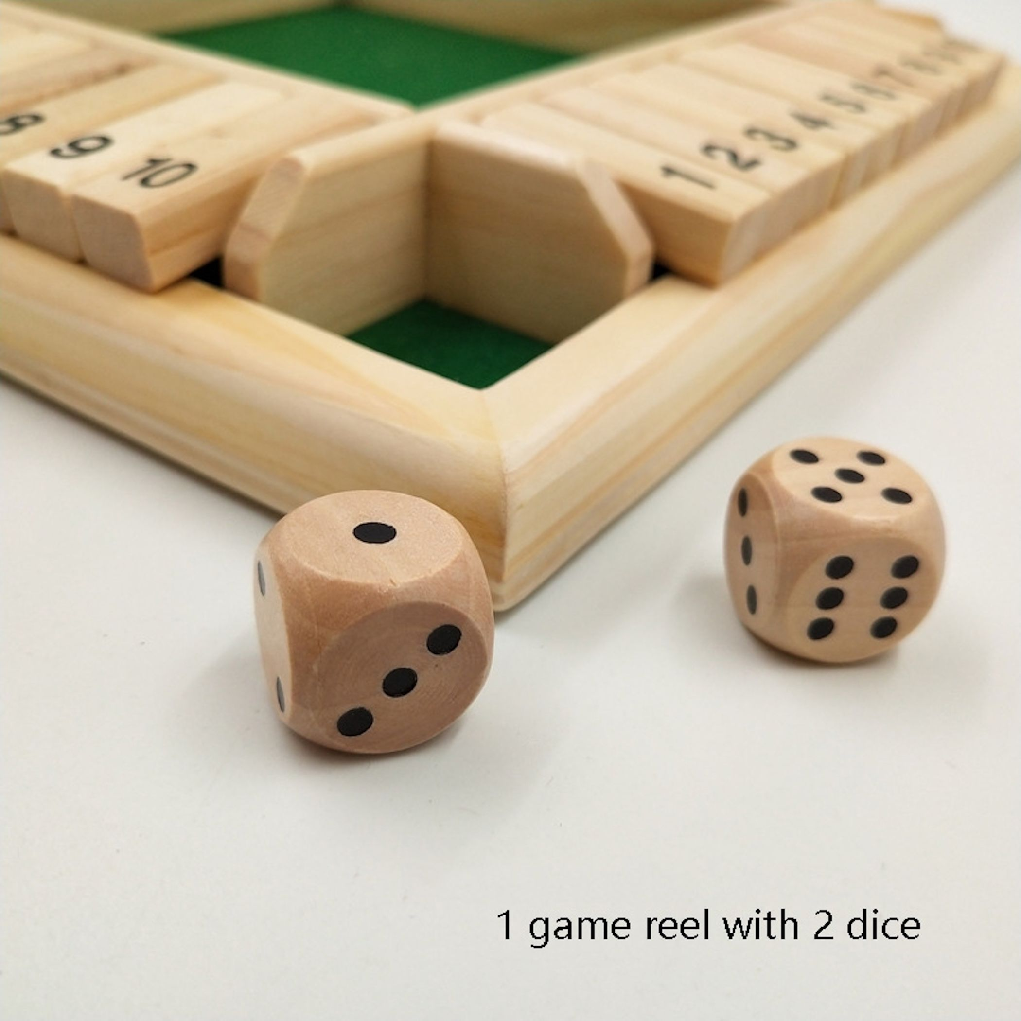 Holzspielbrett mit Zahlen und zwei Würfeln.