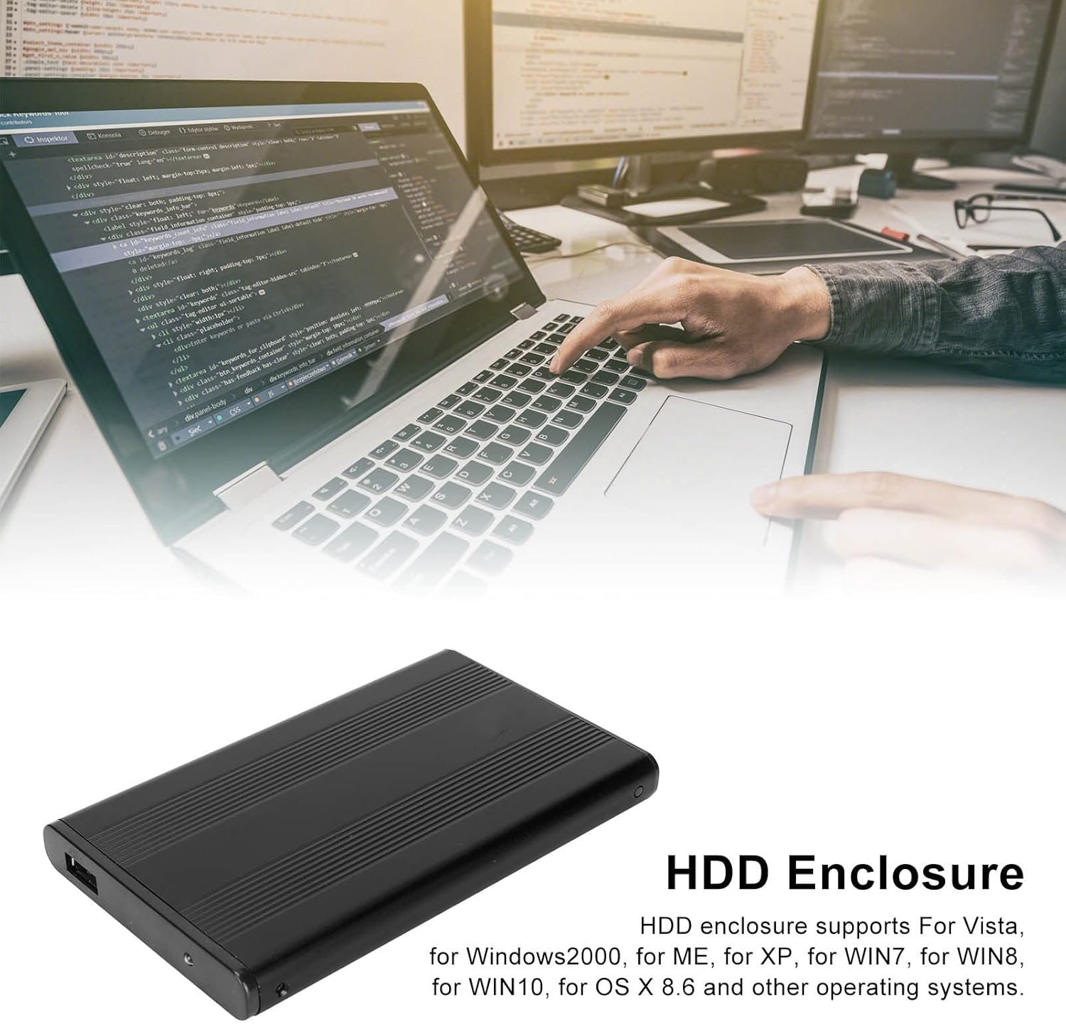 Schwarzes HDD-Gehäuse neben einem Laptop mit Code auf dem Bildschirm.