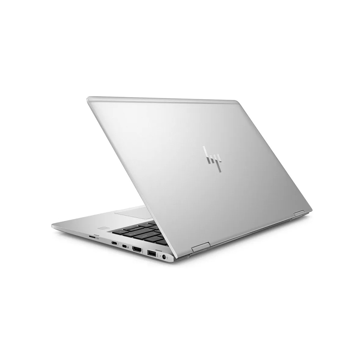 Ein silberner HP Laptop ist von hinten links geöffnet und auf weißem Hintergrund.