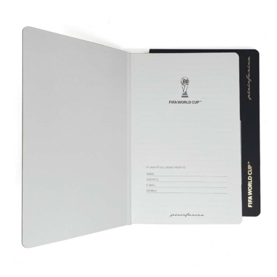 Ein Notizbuch mit dem FIFA WM-Logo und Kontaktdatenfeldern.
