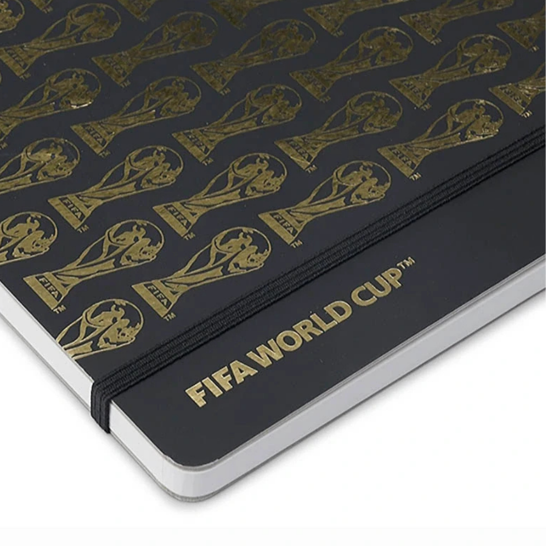 Schwarzes Notizbuch mit goldenem Weltpokal-Muster und "FIFA World Cup"-Schriftzug.