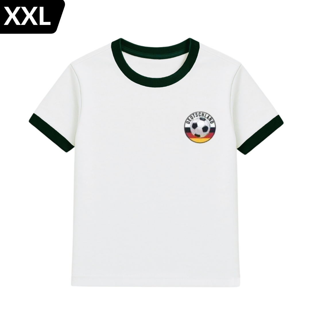 Weißes T-Shirt mit Deutschland-Fußball-Logo und dunkelgrünen Akzenten.