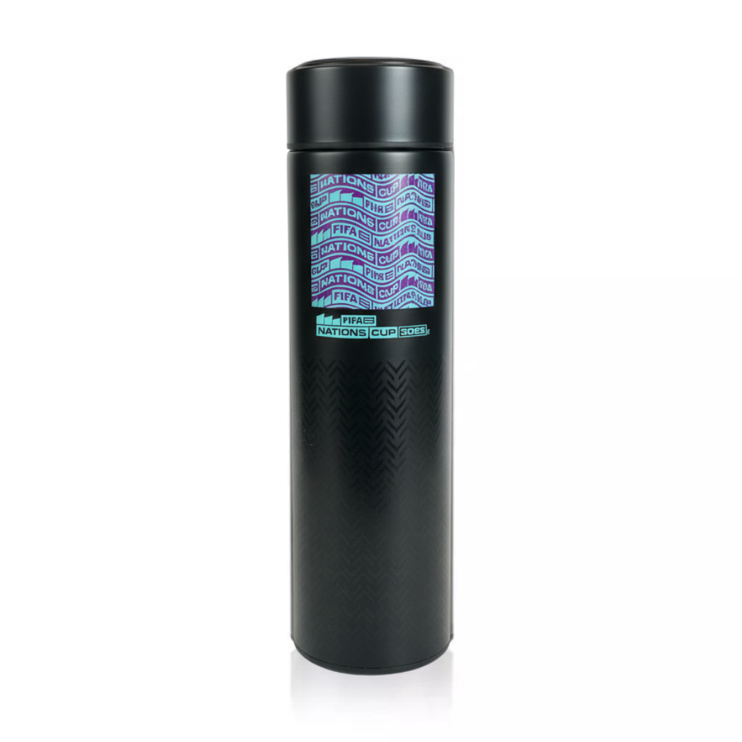 Schwarze Thermosflasche mit FIFA Nations Cup 2023-Logo und Fischgrätmuster.