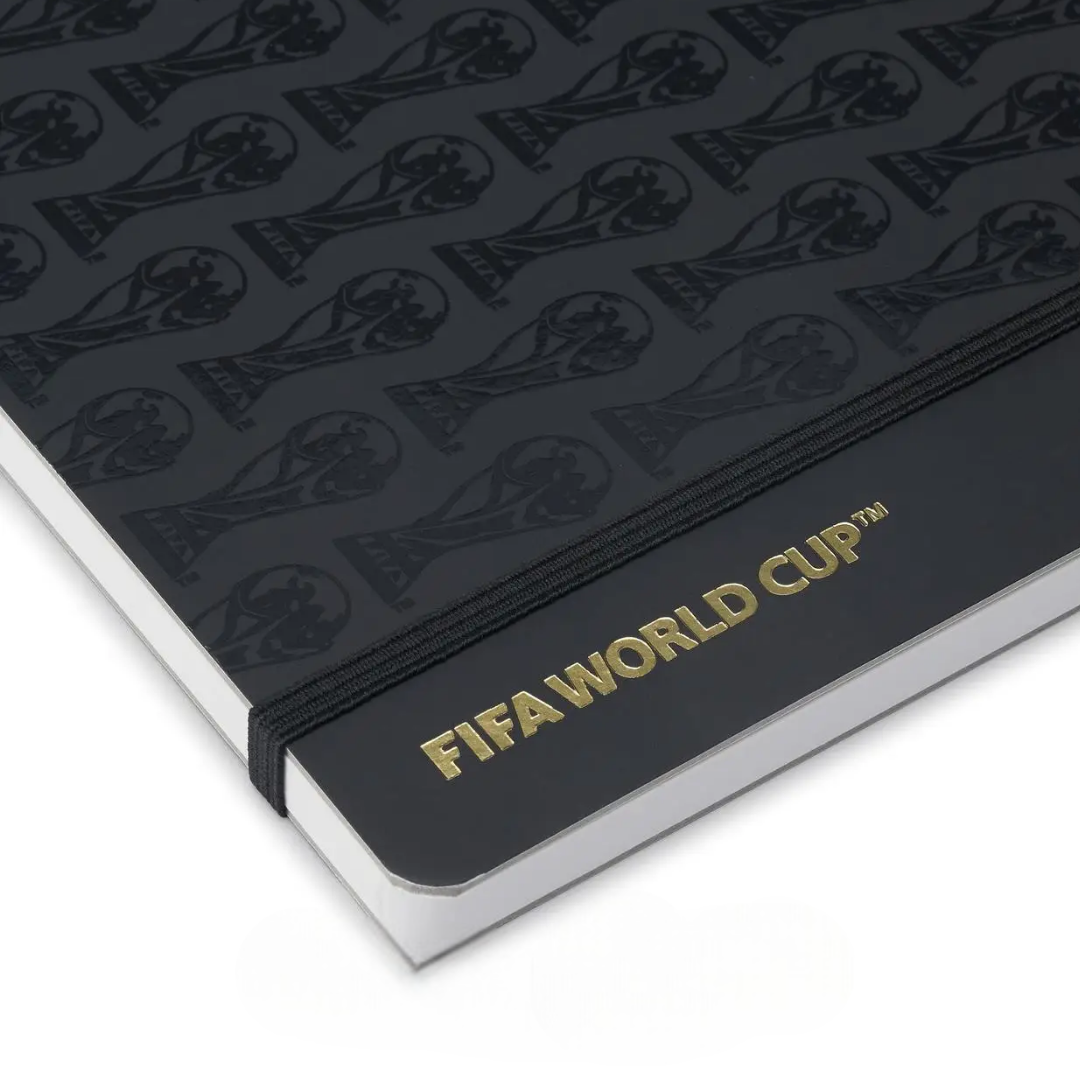 Schwarzes Notizbuch mit Pokal-Muster und goldener FIFA World Cup-Schrift.