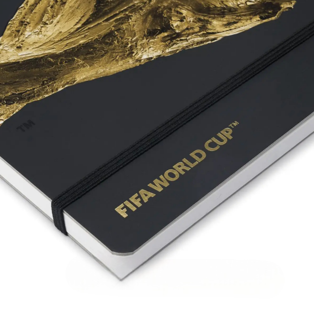 Schwarzes Notizbuch mit goldener FIFA-Weltmeisterschaft-Prägung und elastischem Band.