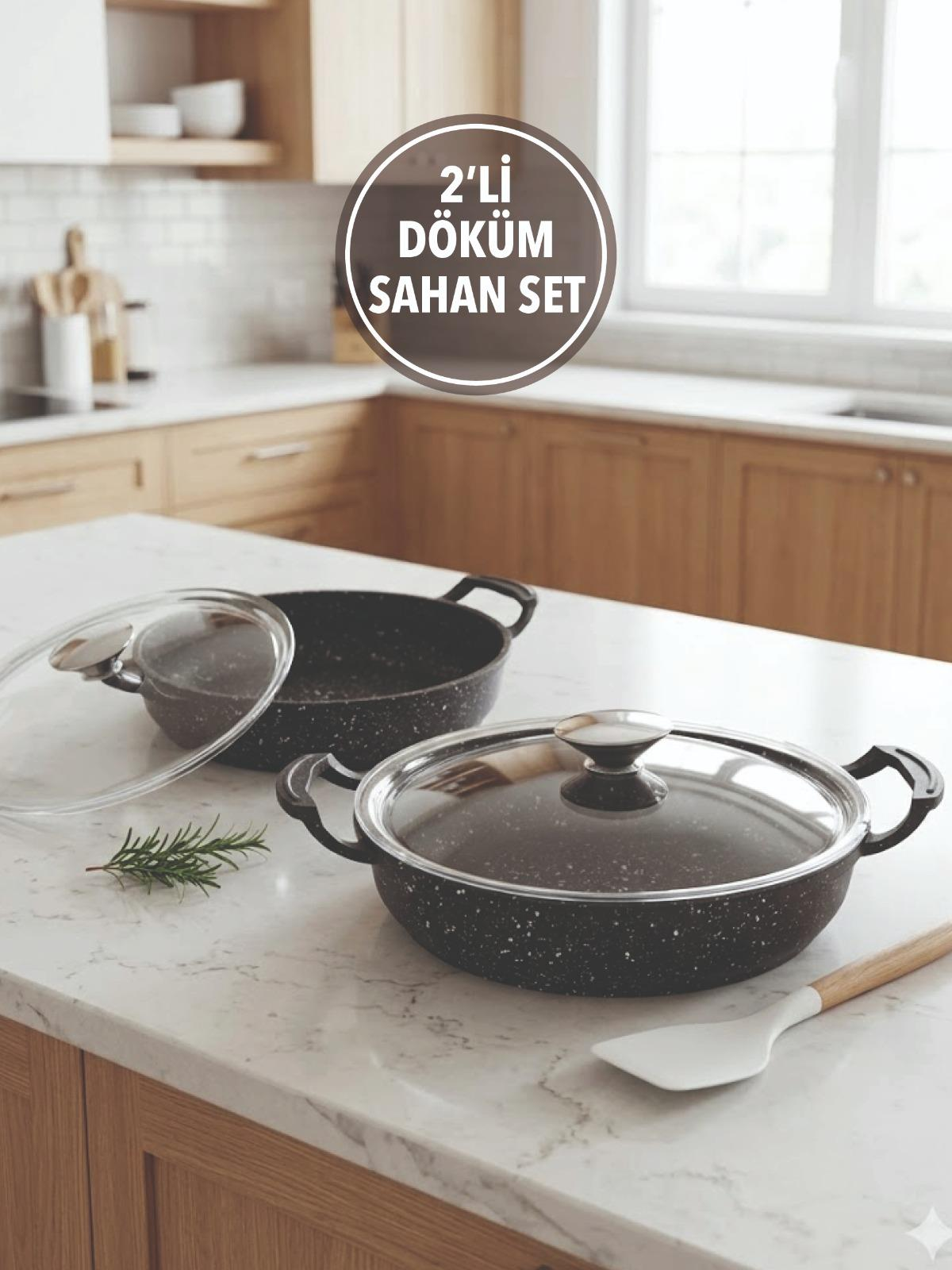 Mermer tezgahta kapaklı iki siyah tencere ve bir biberiye dalı.