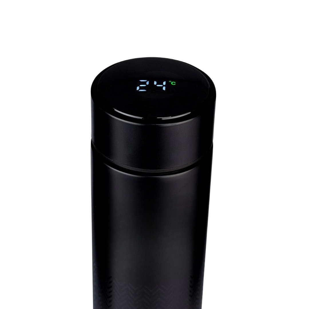 Schwarze Thermosflasche mit digitaler Temperaturanzeige 24°C auf dem Deckel.