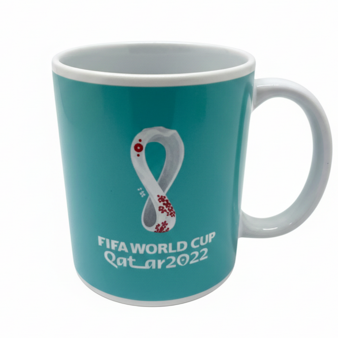 Türkiser Becher mit FIFA World Cup Qatar 2022 Logo und Schriftzug.