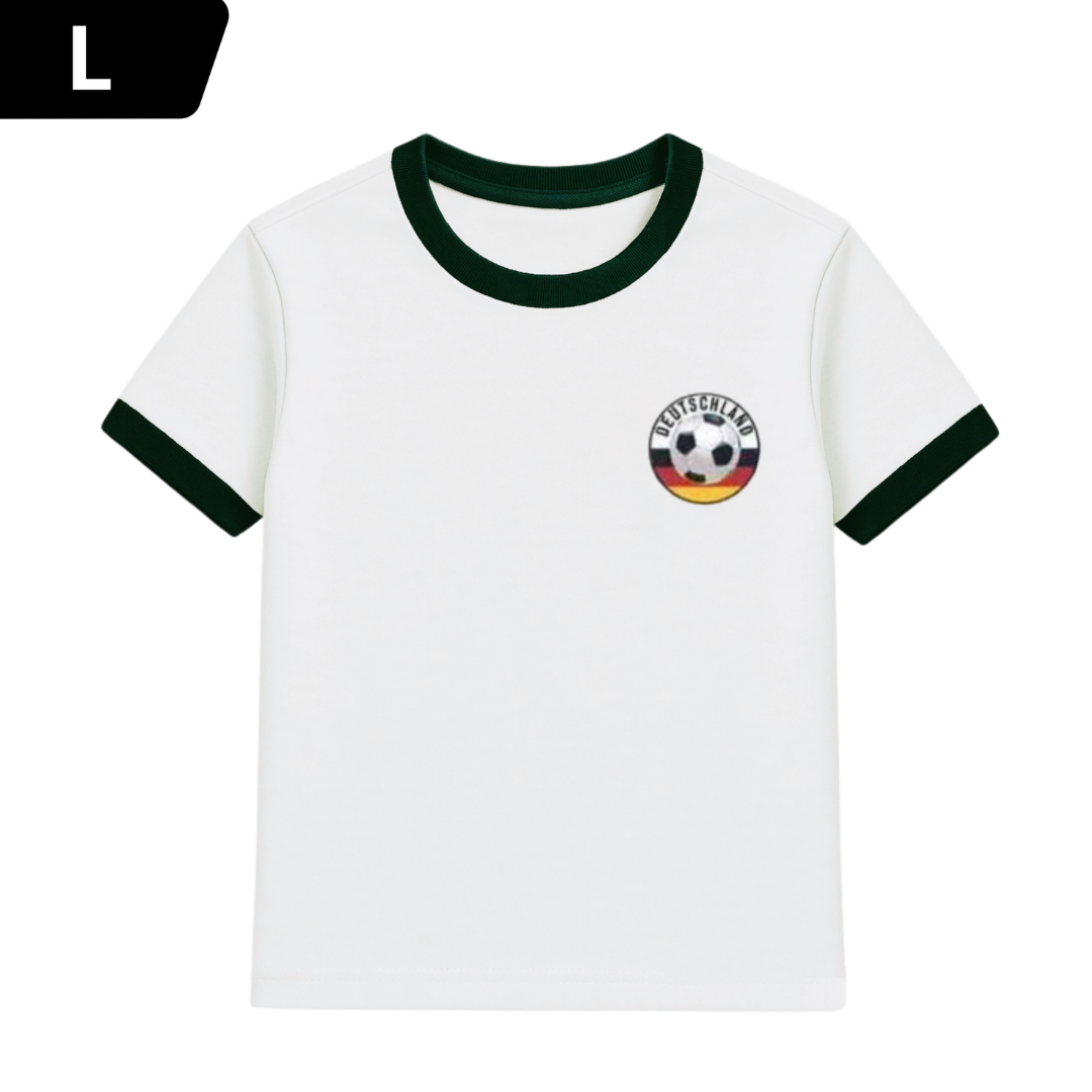 Weißes T-Shirt mit Deutschland-Fußball-Logo und grünem Kragen/Ärmelbündchen.