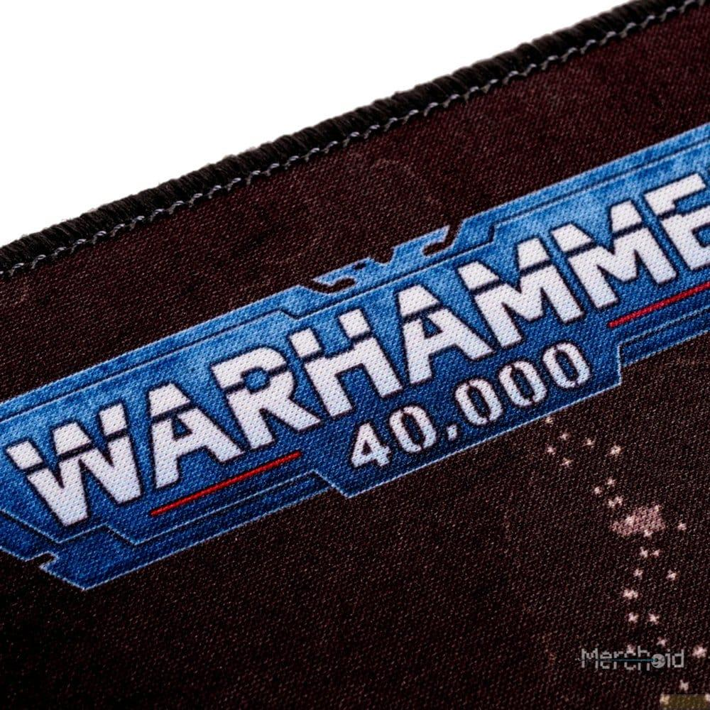 Logo "Warhammer 40.000" auf dunklem Hintergrund mit Sternen.