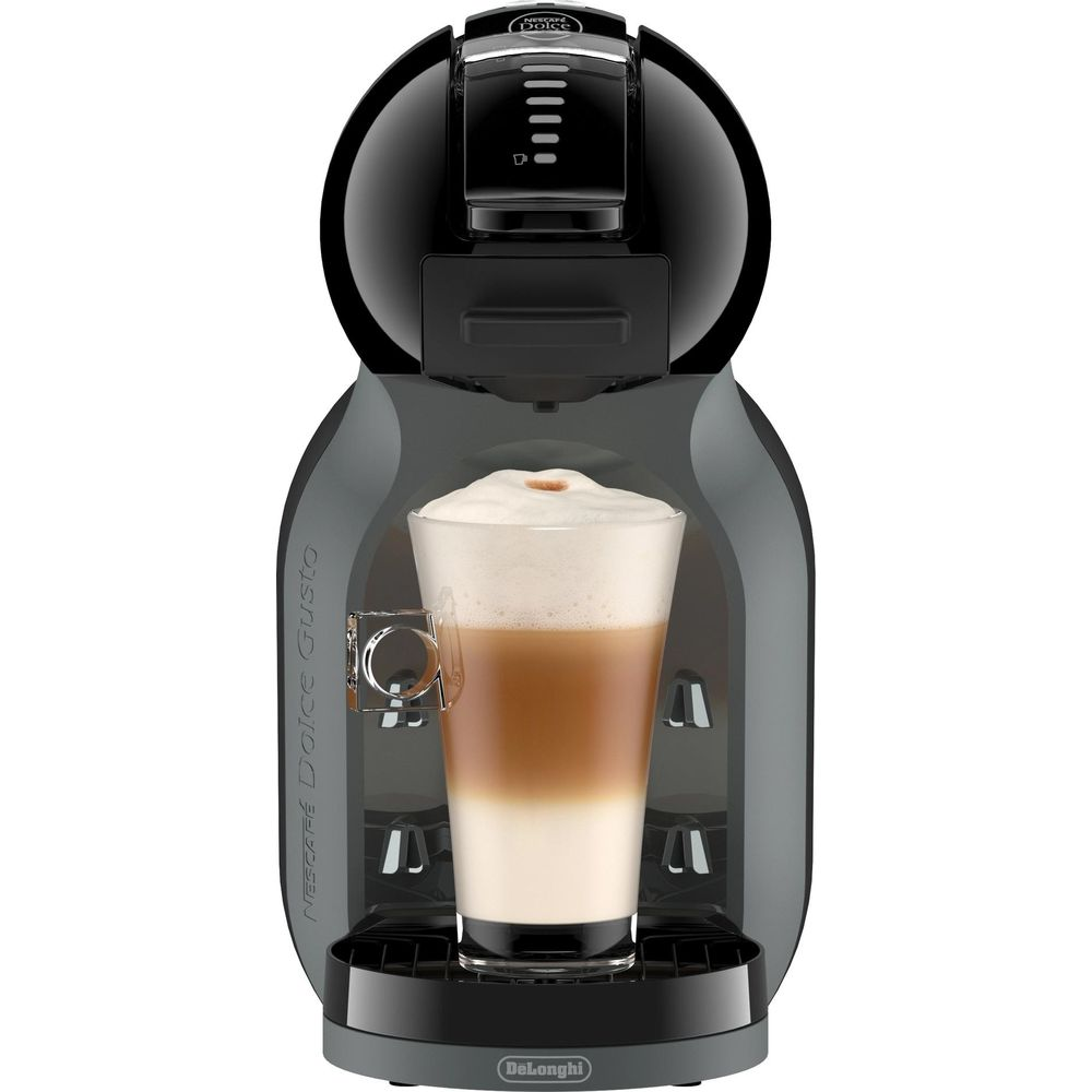Eine schwarze Kaffeemaschine mit einem Glas Latte Macchiato.