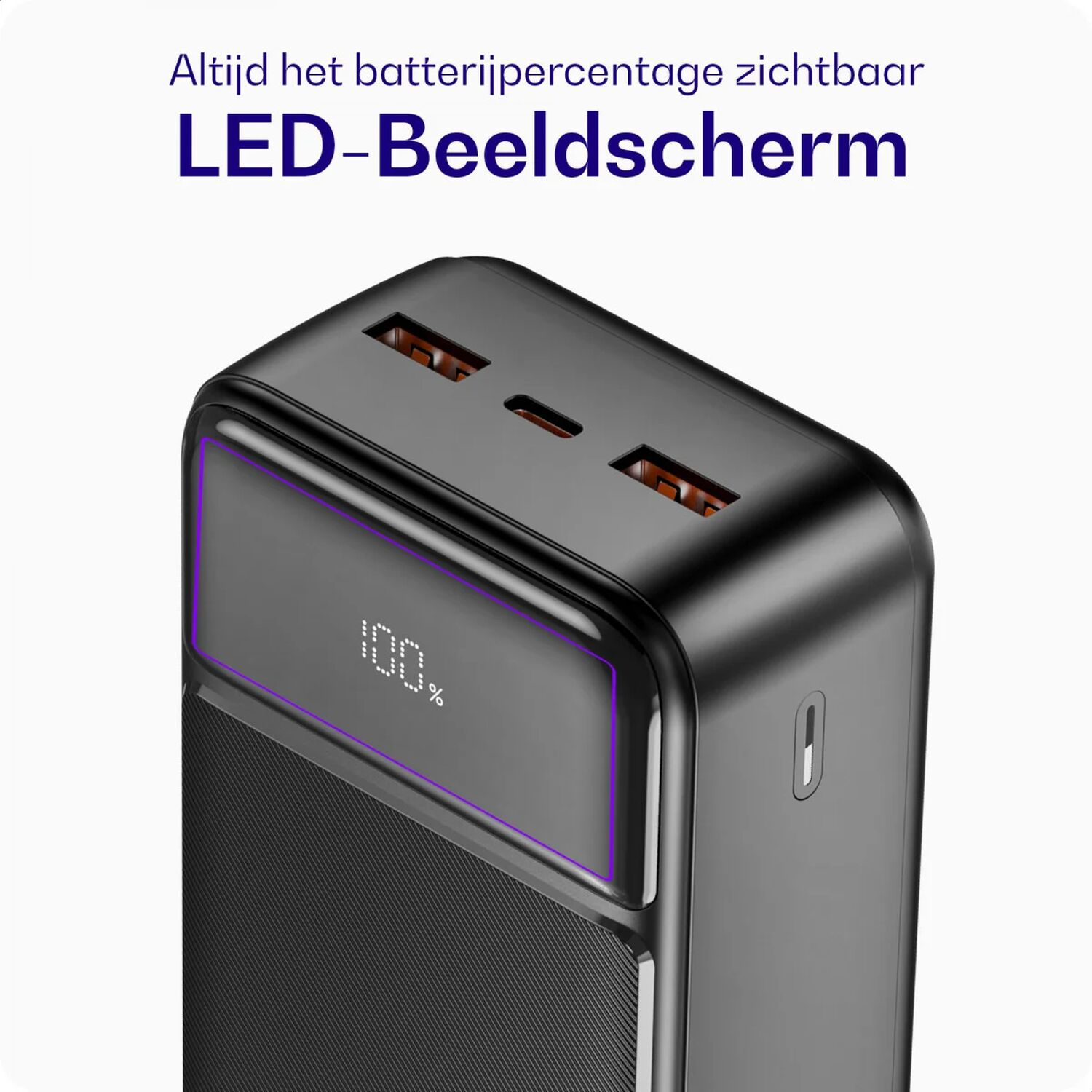 Zwarte powerbank met LED-scherm dat 100% lading toont. Twee USB-poorten boven.