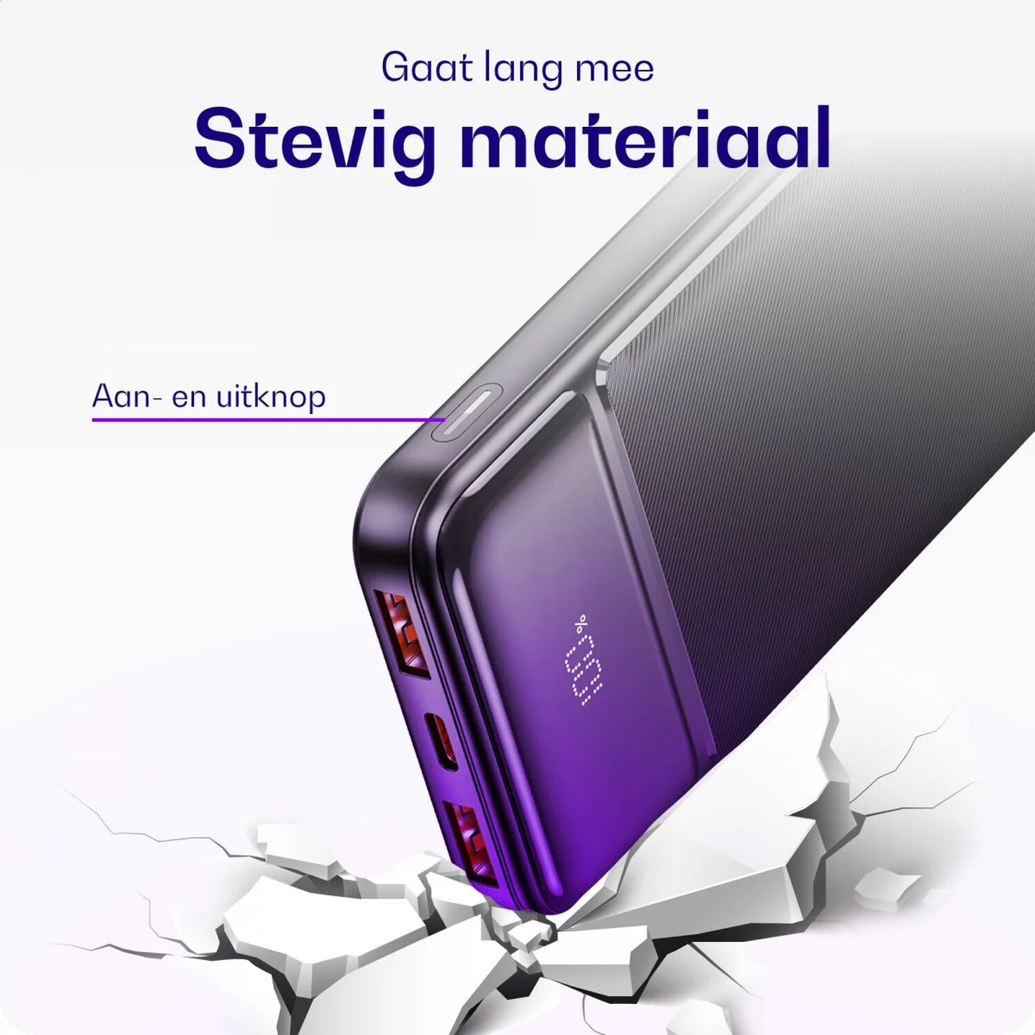 Paarse powerbank met 100% lading, op een gebarsten witte ondergrond.