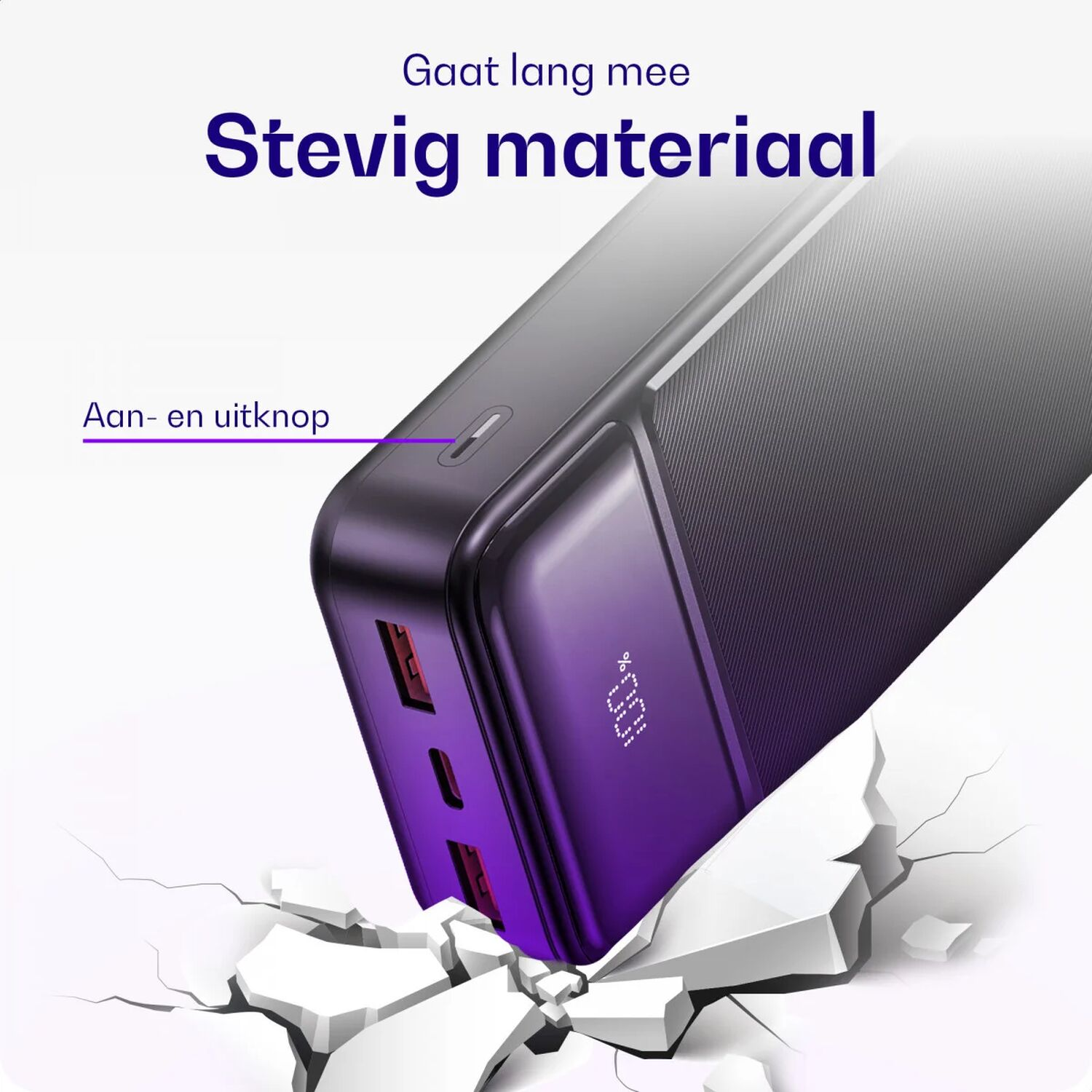 Paarse powerbank met 100% display valt op gebarsten ondergrond.