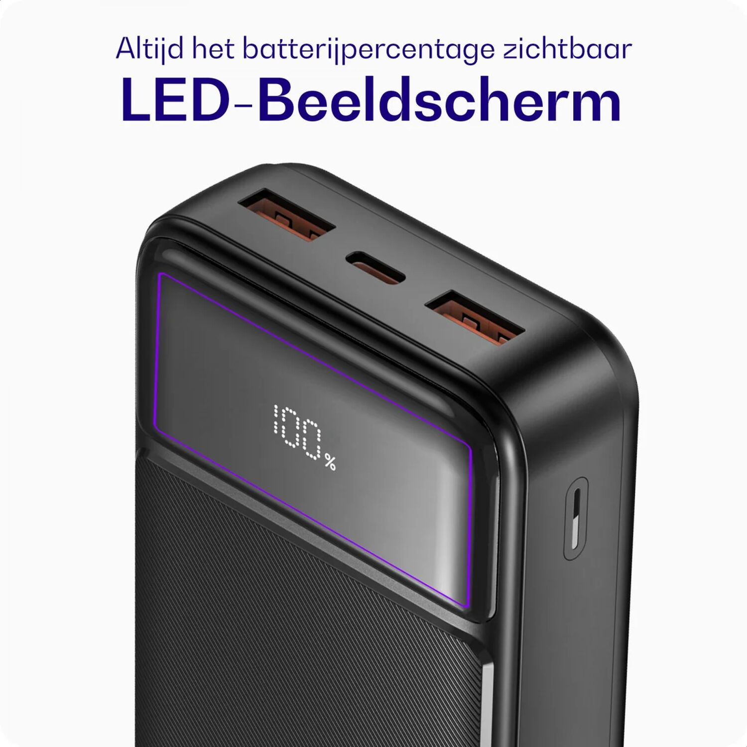 Zwarte powerbank met LED-display die 100% lading toont en twee USB-poorten.