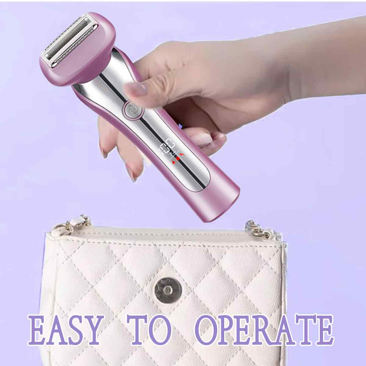 Eine Hand hält einen rosa Rasierer über einer weißen gesteppten Tasche.