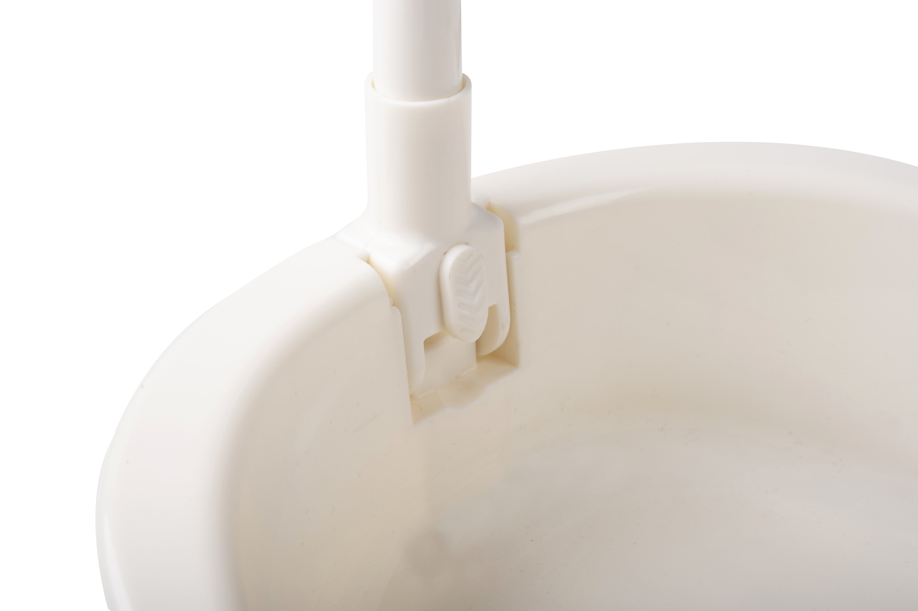 Een witte plastic handgreep met een vergrendelingsmechanisme bevestigd aan een emmer.