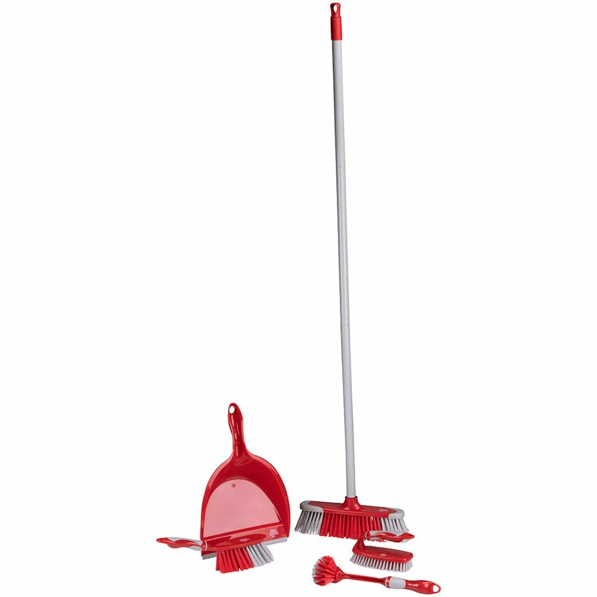 Een rode schoonmaakset met bezem, stoffer en twee kleine borstels.