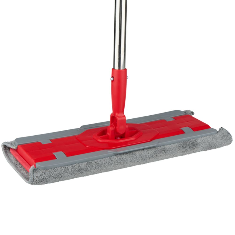 Een rode en grijze mop met zilveren steel, tegen een witte achtergrond.