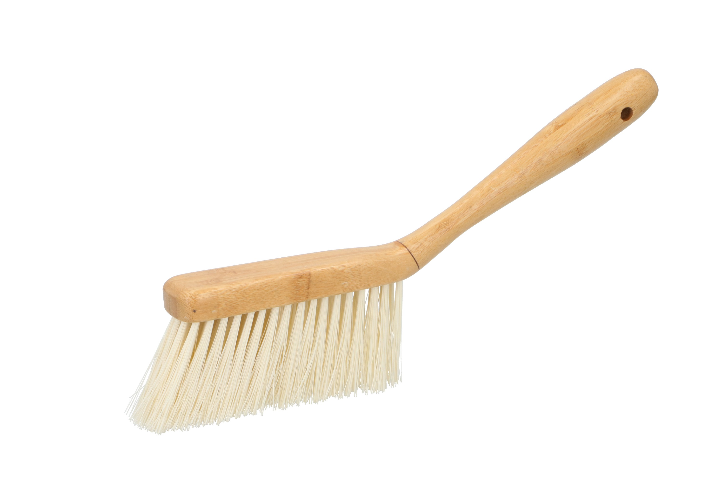 Een houten handborstel met witte borstels en een gat in het handvat.