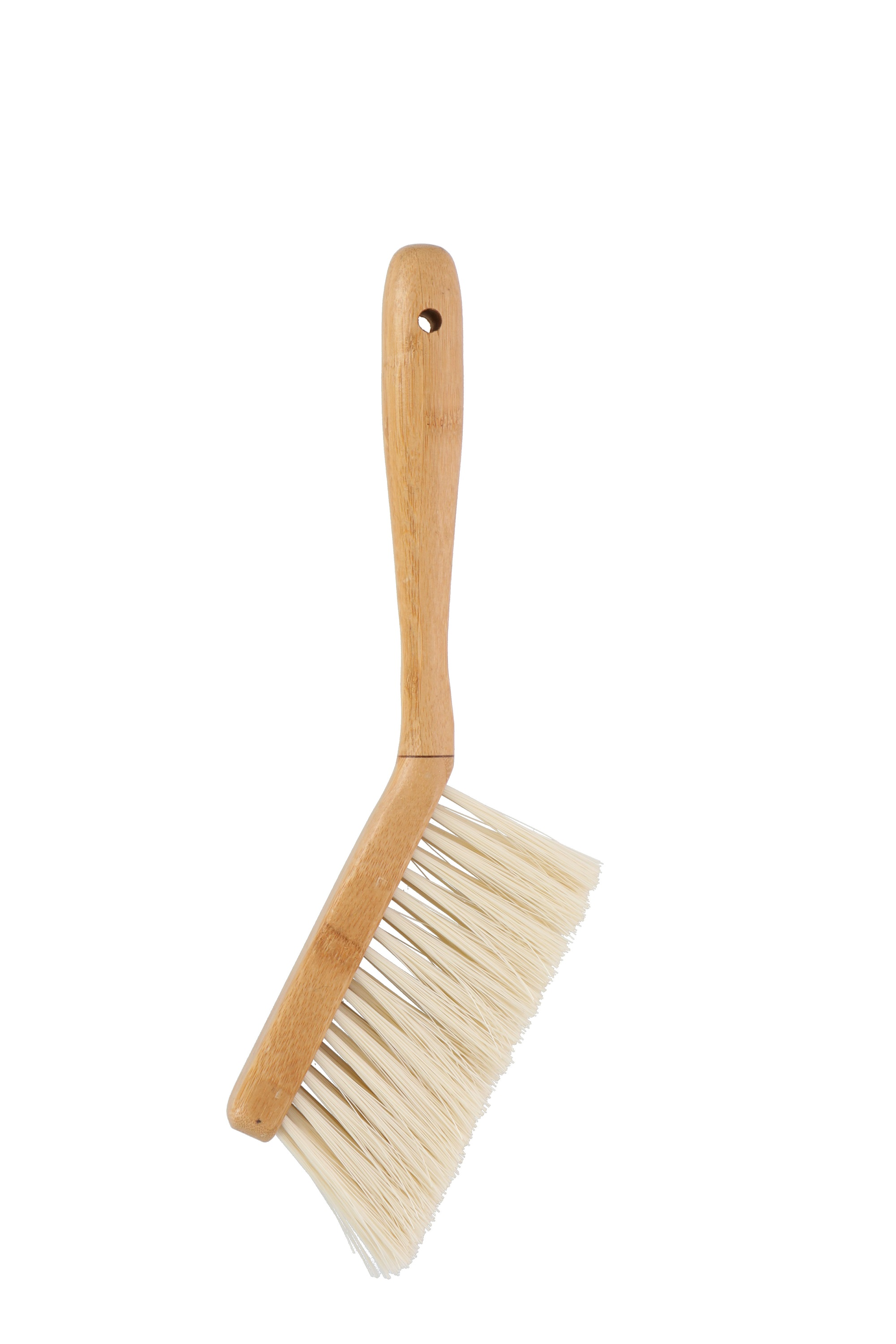 Een houten handborstel met lichte borstels, geïsoleerd op witte achtergrond.
