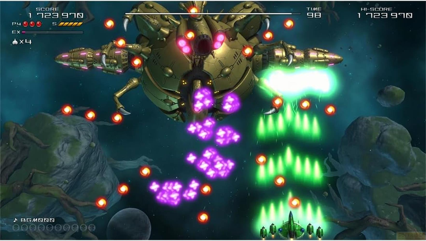 Un'astronave combatte un grande boss nemico in un gioco sparatutto spaziale.